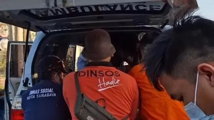 KORBAN TABRAK LARI: Mahasiswa asal Gresik ditemukan meninggal tergeletak di Romokalisari Gresik. (Hany Radar Gresik)