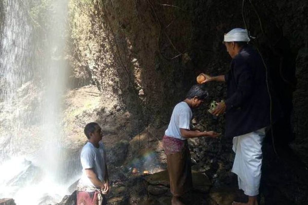 Terletak di Desa Tajun, Kecamatan Kubutambahan, Buleleng, Pura Goa Raja bukanlah tempat suci Hindu Bali biasa.