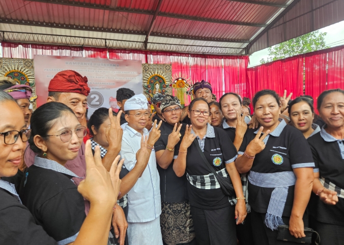 KAMPANYE: Koster-Giri bersama masyarakat Kecamatan Abang, Karangasem, Senin (30/9).
