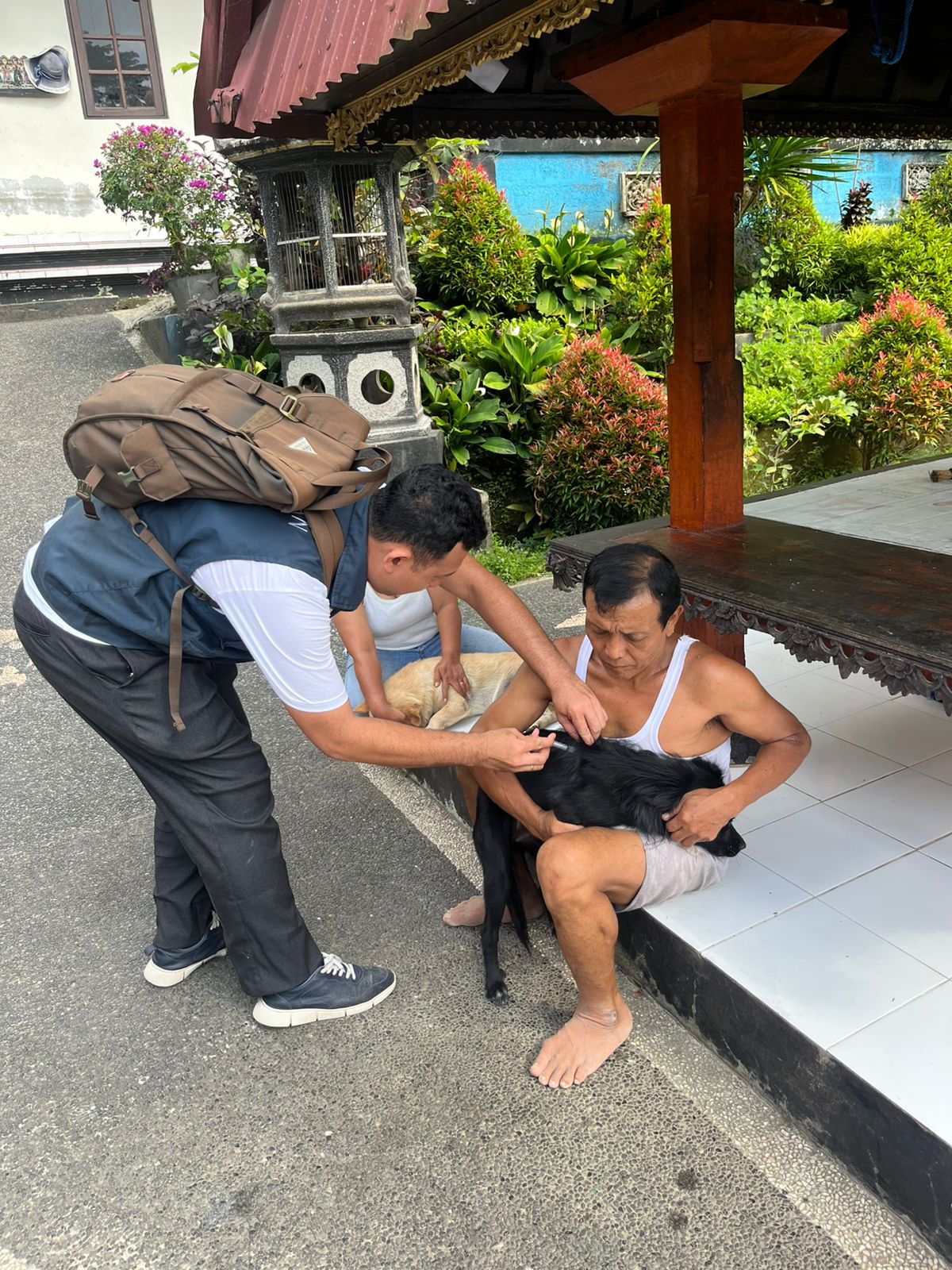VAKSINASI: Pelaksanaan vaksinasi masal di Desa Kuwum, Kecamatan Mengwi, Minggu (29/9).