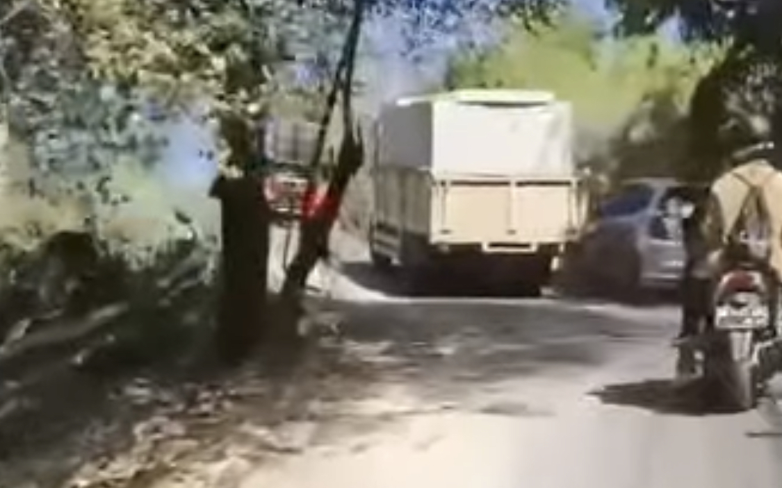 GAGAL NANJAK: Salah satu kendaraan yang gagal menanjak di Jalan Goa Gong, Kelurahan Jimbaran, Kuta Selatan.