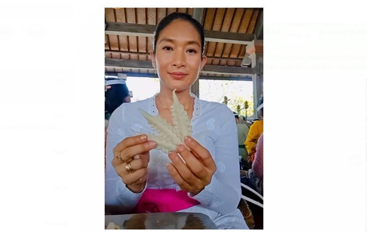 Momen artis Happy Salma ngayah membuat sanganan catur