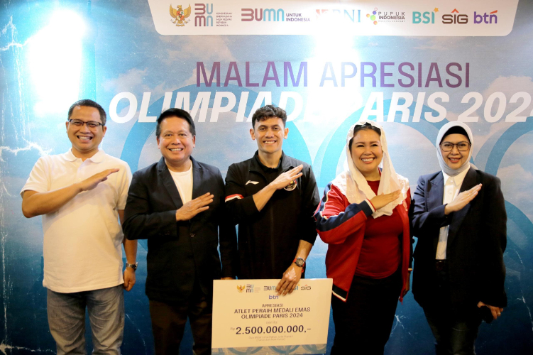 Direktur Utama BSI Hery Gunardi (kiri kedua) saat menyerahkan secara simbolis apresiasi kepada atlet panjat tebing Indonesia Veddriq Leonardo (tengah) bersama Ketua Umum FPTI Yenny Wahid