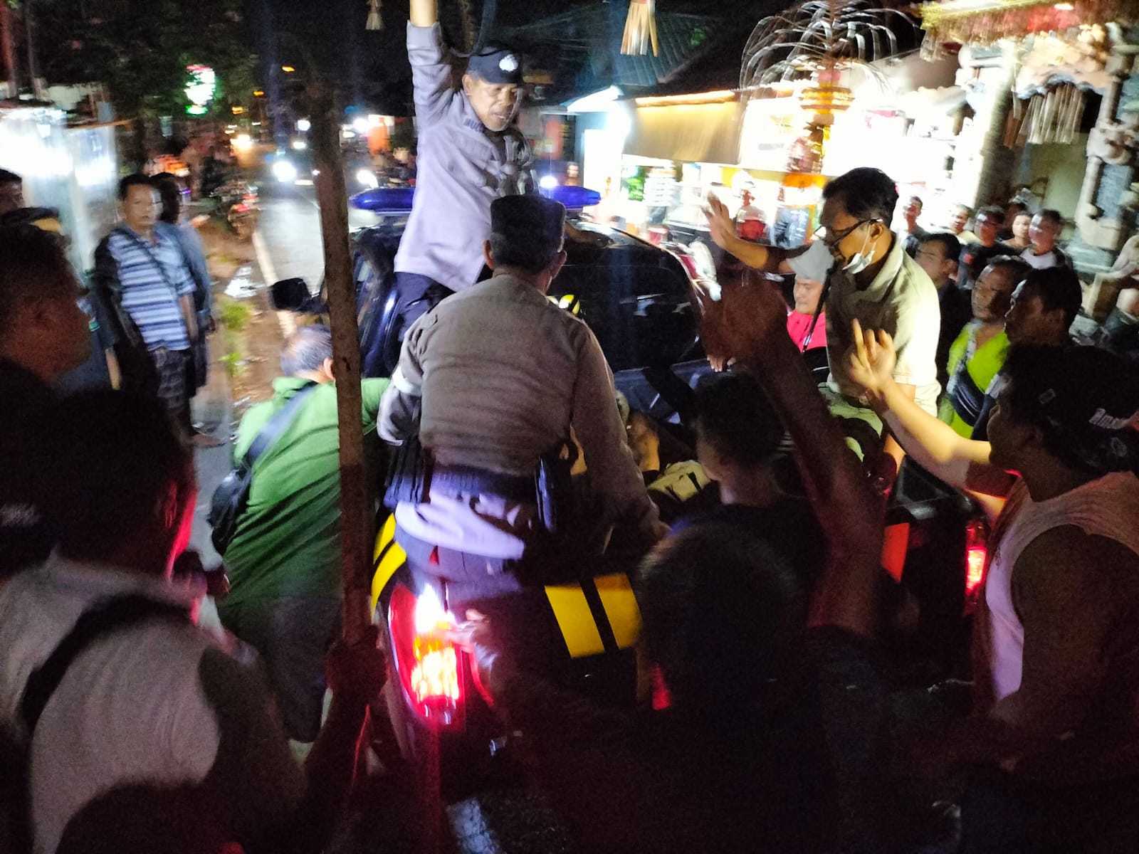 Polisi mengangkut lima orang anggota oknum kelompok Sumba Barat Daya yang hendak menyerang warga Benoa. (Bali Express/Humas Polresta Denpasar)