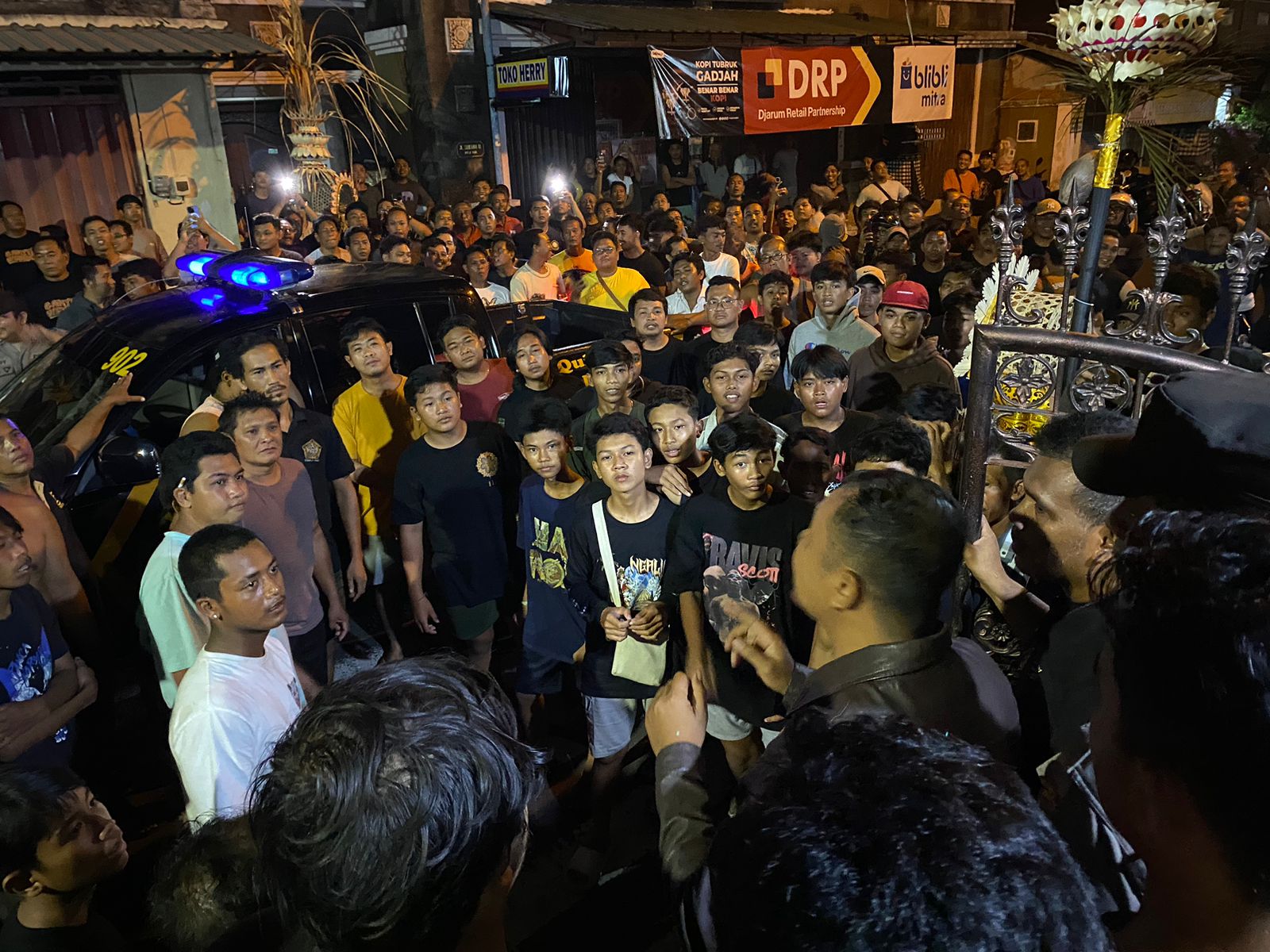 Polisi menenangkan warga Banjar Penyarikan yang merasa geram dengan kelakuan oknum kelompok asal Sumba Barat Daya. (Bali Express/Humas Polresta Denpasar)
