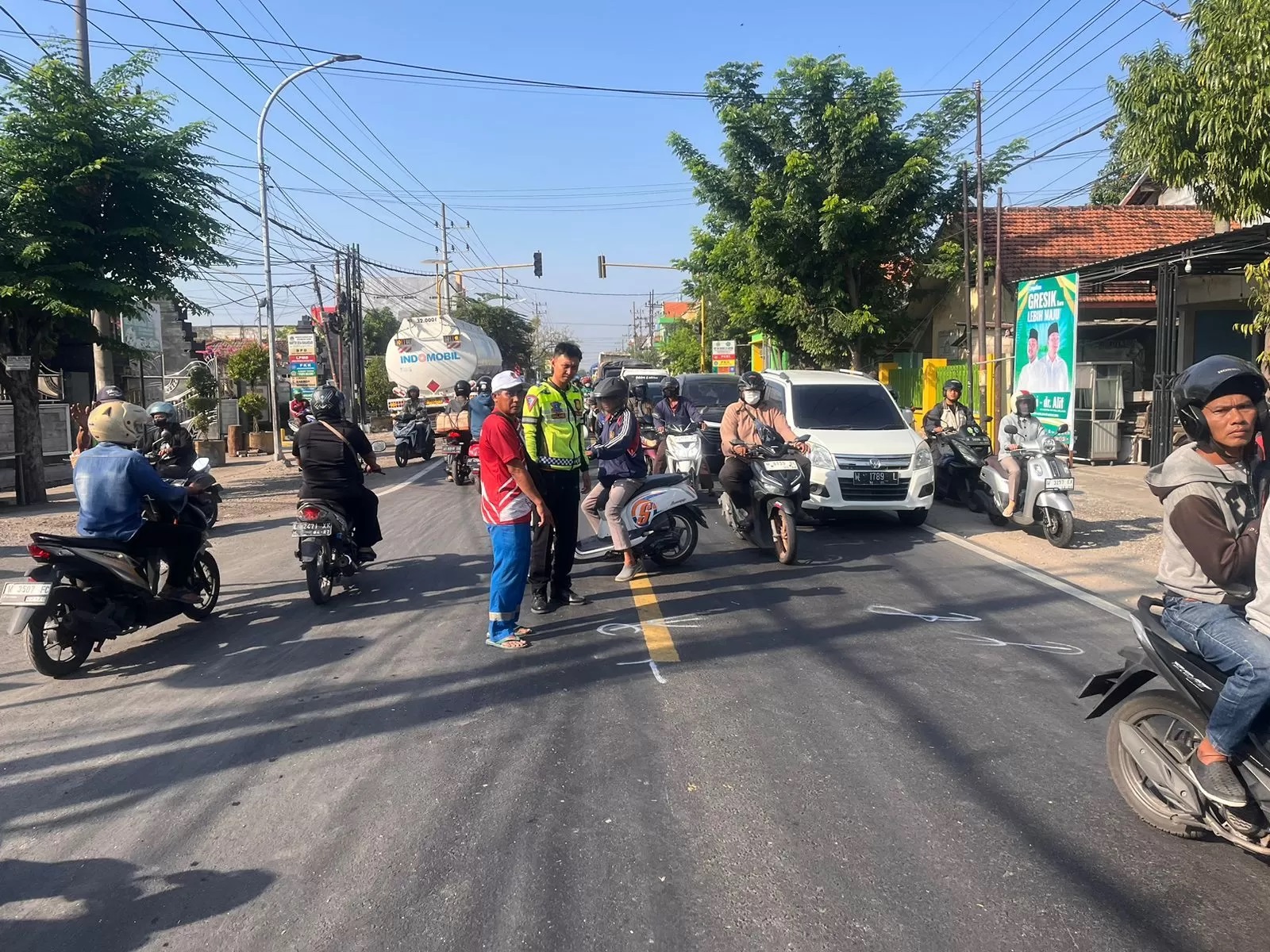 OLAH TKP: Anggota Unit Laka Satlantas Polres Gresik saat melakukan olah TKP kecelakaan di Jalan Raya Desa Banjarsari, Kecamatan Cerme, Gresik. (Yudhi Radar Gresik )