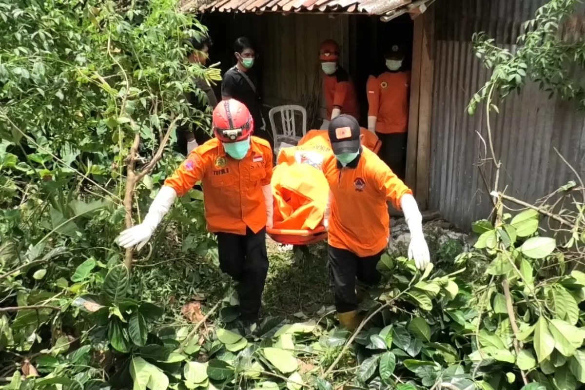Petugas melakukan evakuasi penemuan jenazah di Dusun Gembyang, Desa Kentengsari, Kecamatan Candiroto, Kabupaten Temanggung, Minggu (29/9).