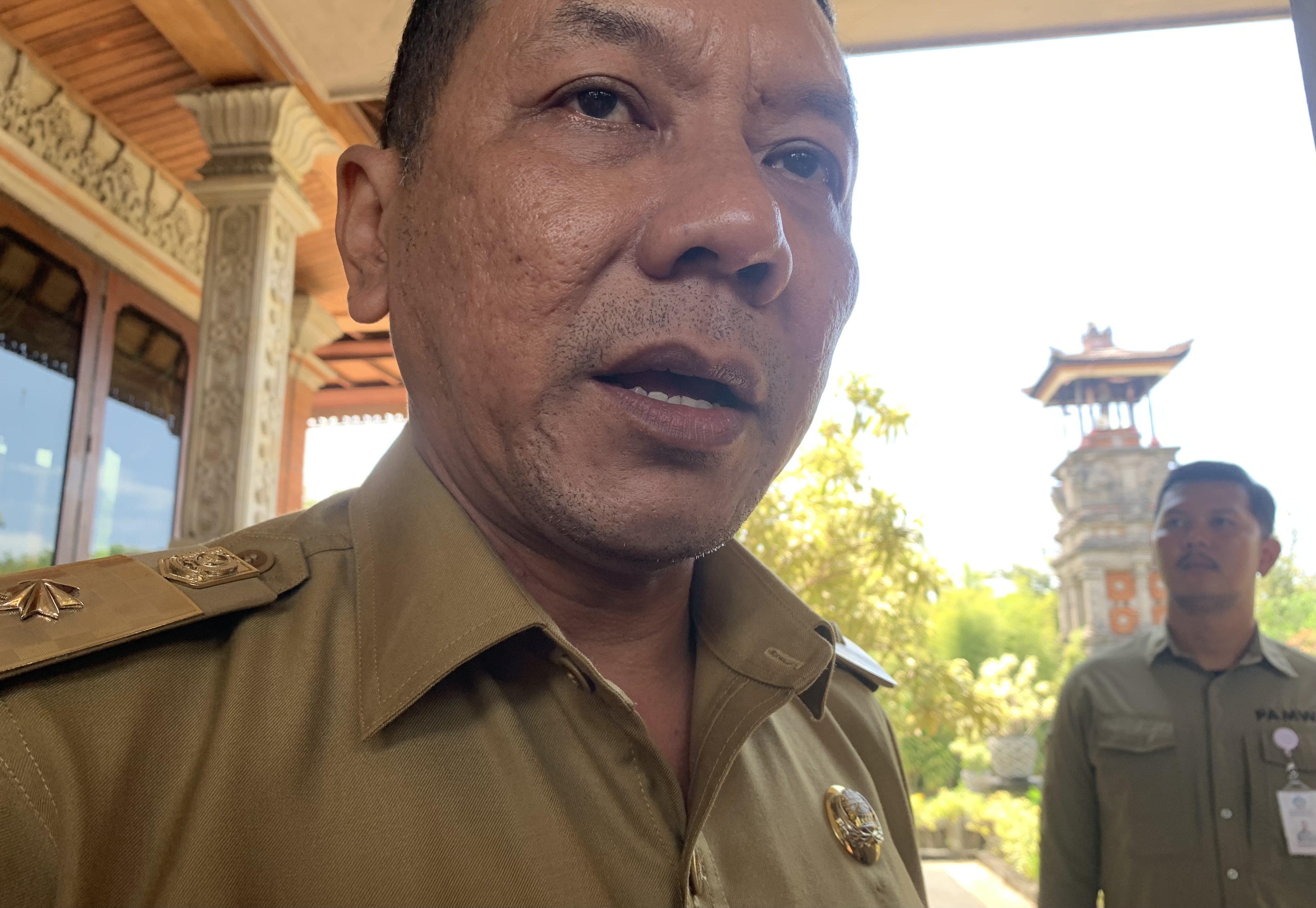 KERUSUHAN: Kepala Satpol PP Provinsi Bali, Dewa Nyoman Rai Darmadi saat diwawancarai di Kantor DPRD Bali, Senin (30/9)