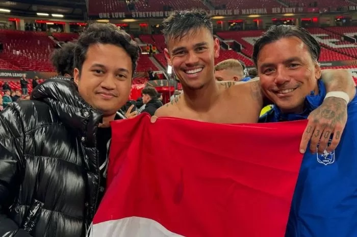 Mees Hilgers bersama Ananda Putra Hasanudin membentangkan bendera Indonesia di Stadion Old Trafford. (Instagram/@anandaputraaa)