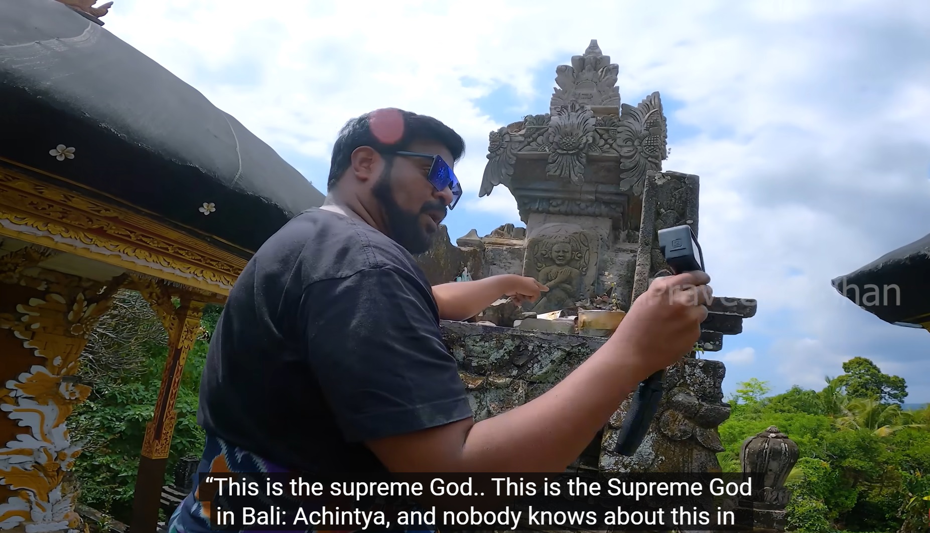 Youtuber asal India Praveen Mohan saat menaiki sebuah pelinggih padmasana di pura yang dianggap melecehkan