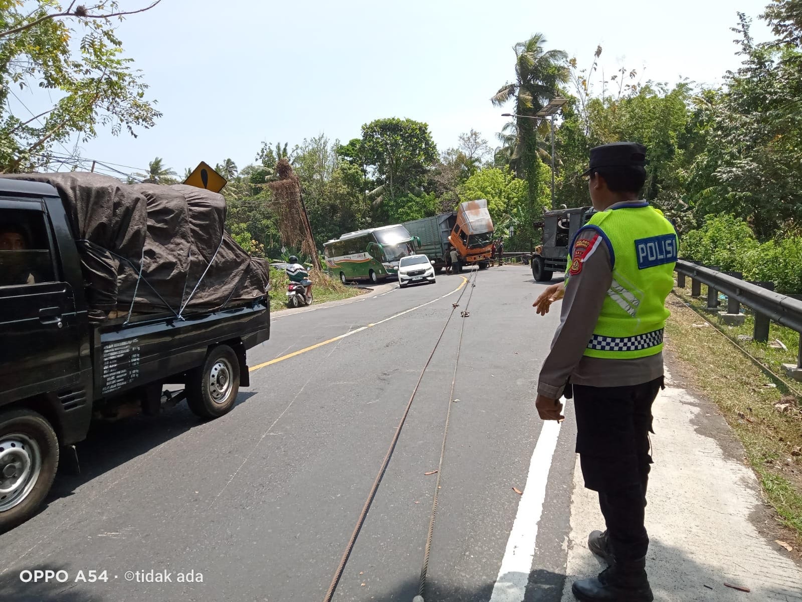 EVAKUASI : Proses evakuasi truk fuso yang mengalami insiden di tanjakan Rudias, Desa Pangyangan, Senin (30/9/2024).