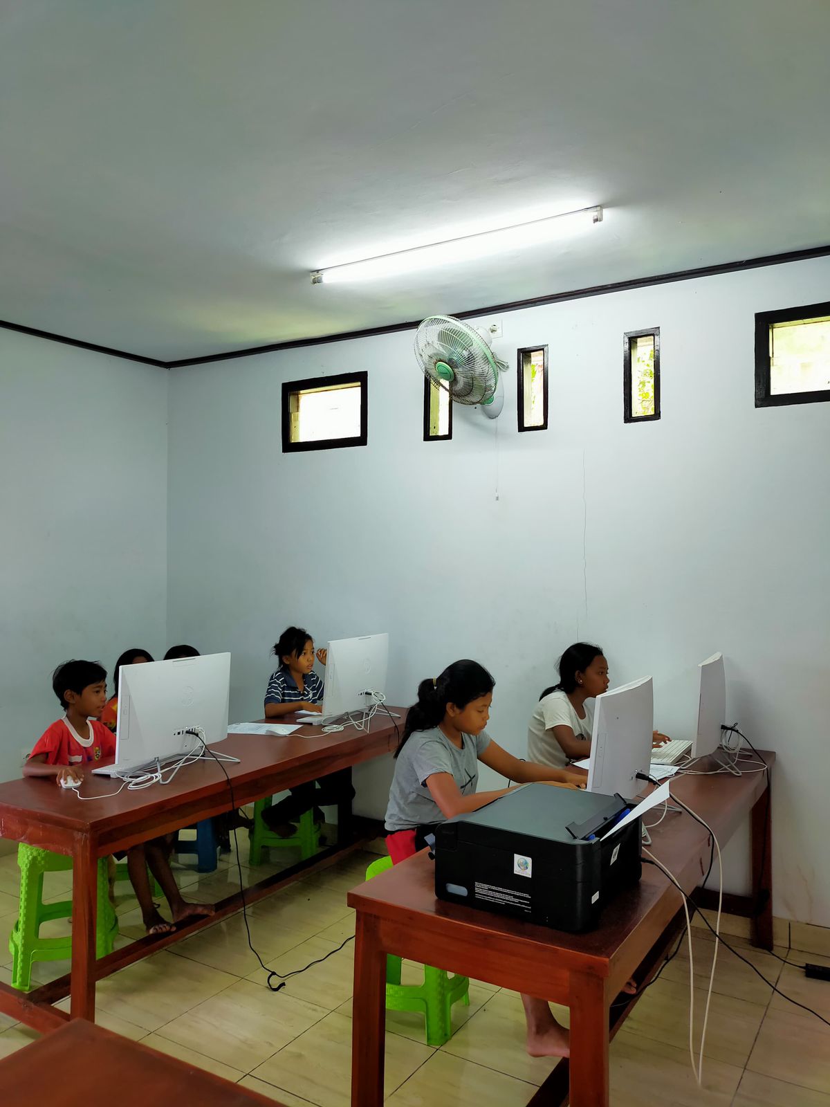 Fasilitas internet dan perangkat komputerisasi untuk warga di Desa Pacung, Kecamatan Tejakula, Buleleng.