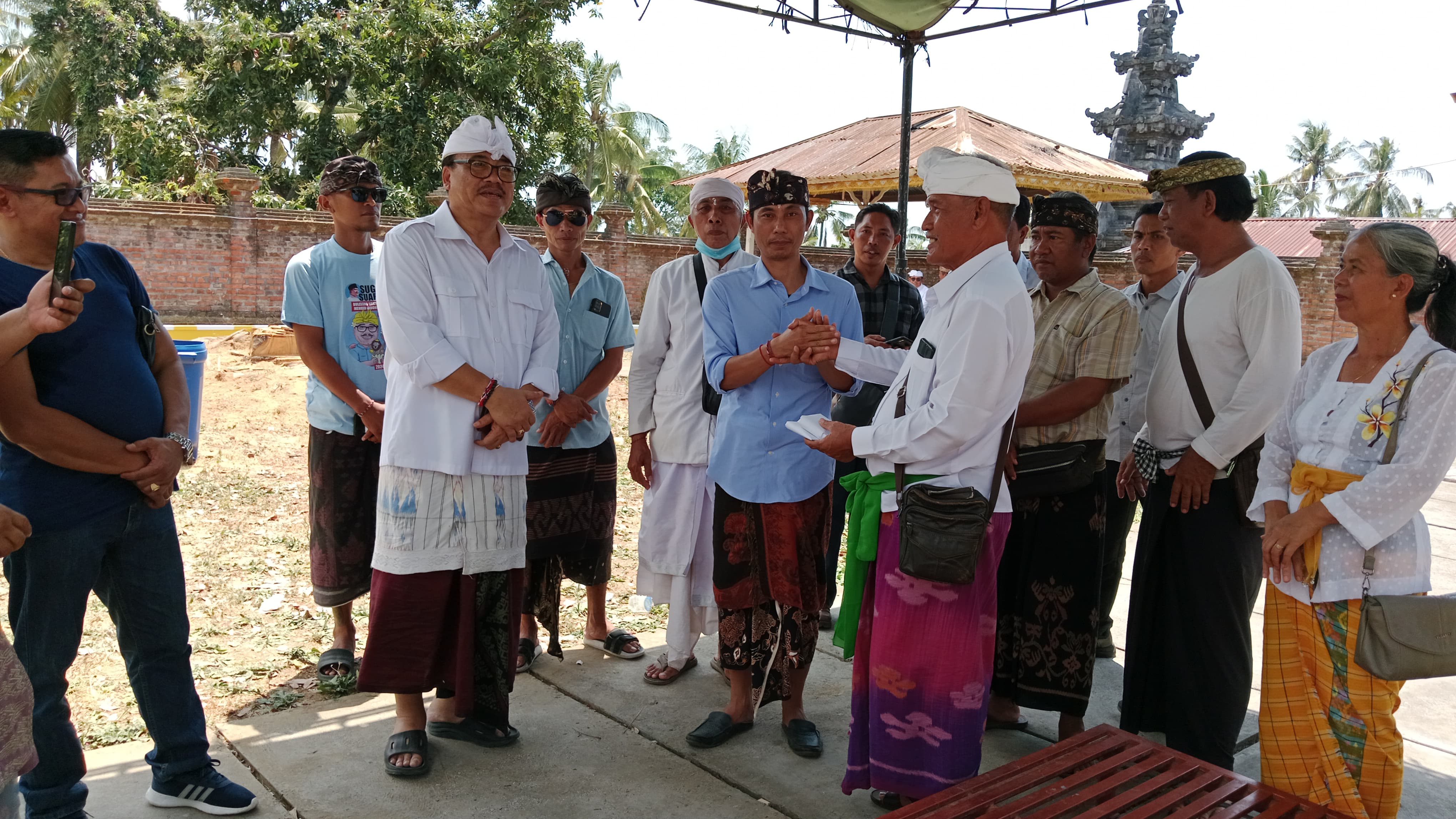 Pasangan calon bupati dan wakil bupati Buleleng, Sugawa-Suardana saat memberikan bentuan ke Pura Bhuwana paska kebakran.
