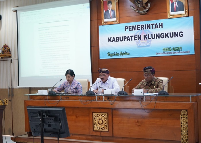 Pj Bupati Jendrika mempimpin Rapat Persiapan Festival Nusa Penida 2024, Senin (30/9/2024).