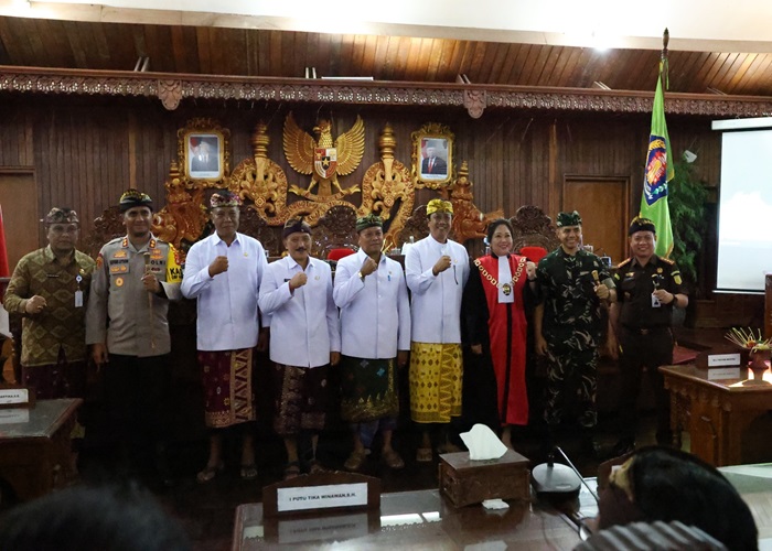 Penjabat (Pj) Bupati Klungkung, I Nyoman Jendrika menghadiri Rapat Paripurna Pengucapan Sumpah Janji Pimpinan Dewan Perwakilan Rakyat Daerah (DPRD) Kabupaten Klungkung periode 2024-2029.