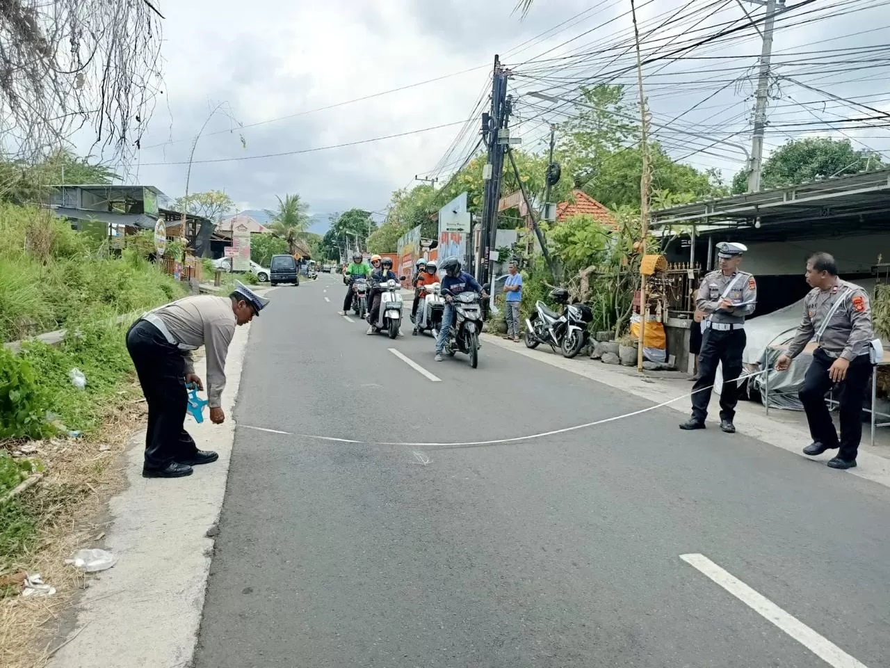 OLAH TKP: Polisi melakukan olah TKP lokasi kecelakaan di Jalan Raya Desa Sambangan. (Polres Buleleng)