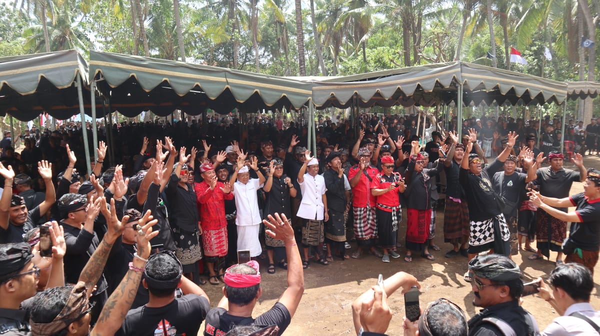 KOMITMEN: Kampanye terbuka paslon Gubernur Bali dan Wakil Gubernur Bali Nomor 2 Wayan Koster dan Giri Prasta, di Pantai Telaga, Desa Tianyar, Kecamatan Kubu, Karangasem, Senin (30/9)