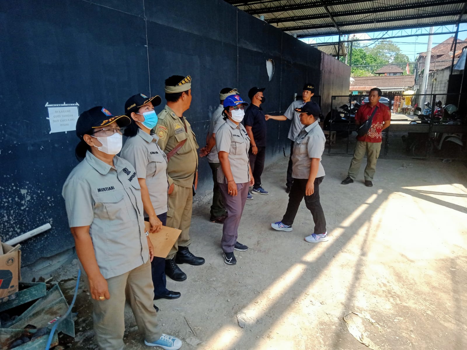 DITINDAK: Satpol PP Gianyar bertindak tegas terhadap pembangunan sejumlah hotel yang tidak mengantongi izim di Kecamatan Tegallalang.