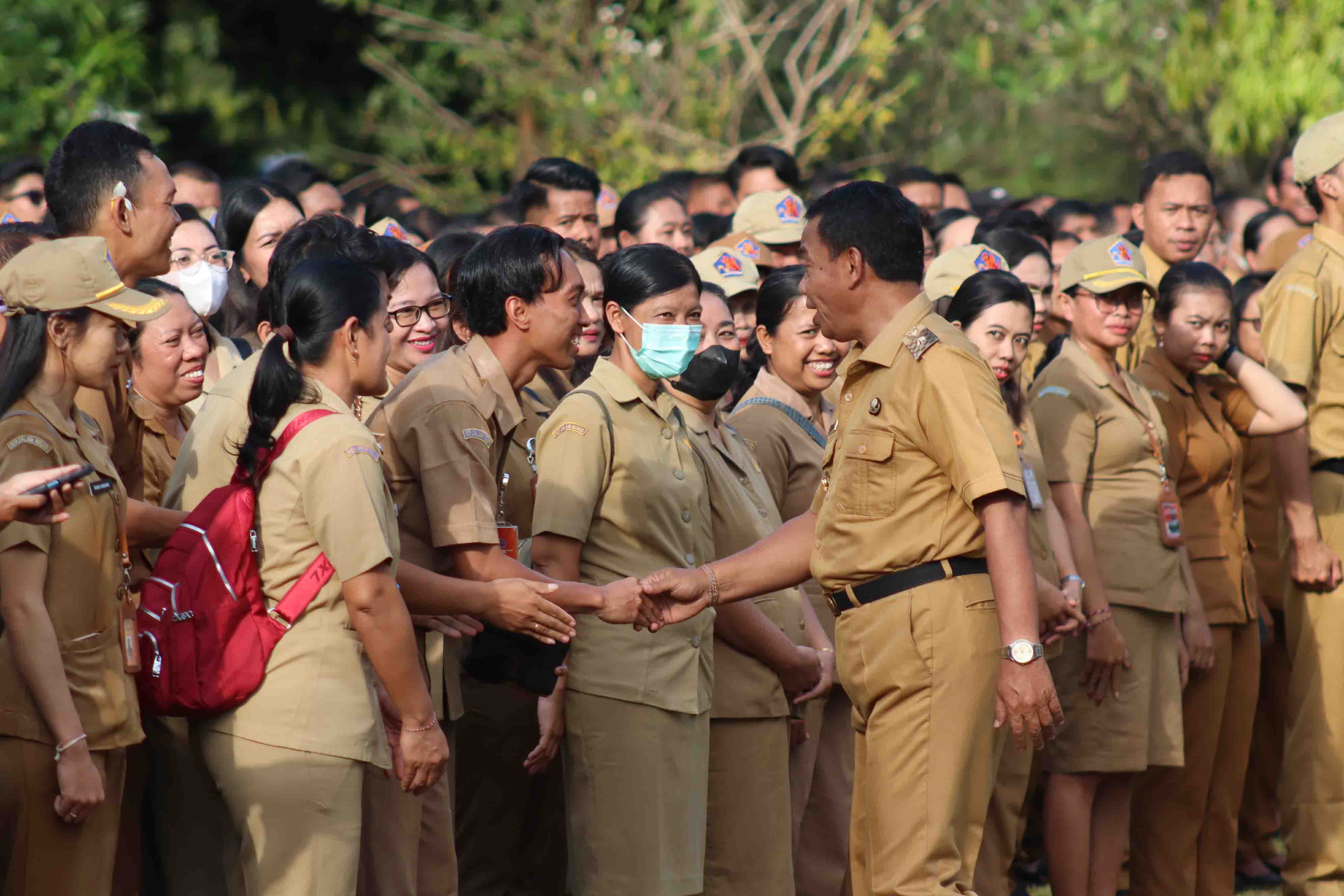 Pj. Bupati Buleleng saat bertemu dengan tenaga kontrak di Buleleng