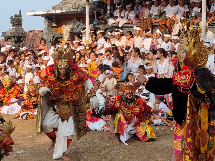 Wayang Wong Tejakula yang dipentaskan di Pura Maksan, Desa Tejakula, Buleleng