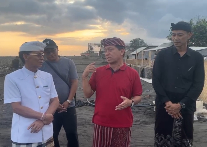 I Made Satria bersama Tjok Surya mengunjungi sentra produksi garam Kusamba di Karangdadi, Klungkung didampingi Ketua Tim Pemenangan I Nyoman Suwirta.