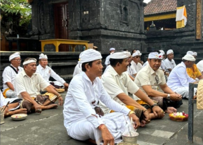 Paket ASTAGUNA saat bersembahyang di Pura Puseh Banjar Bias, Desa Kusamba, Kecamatan Dawan, pada Selasa (1/10/2024).