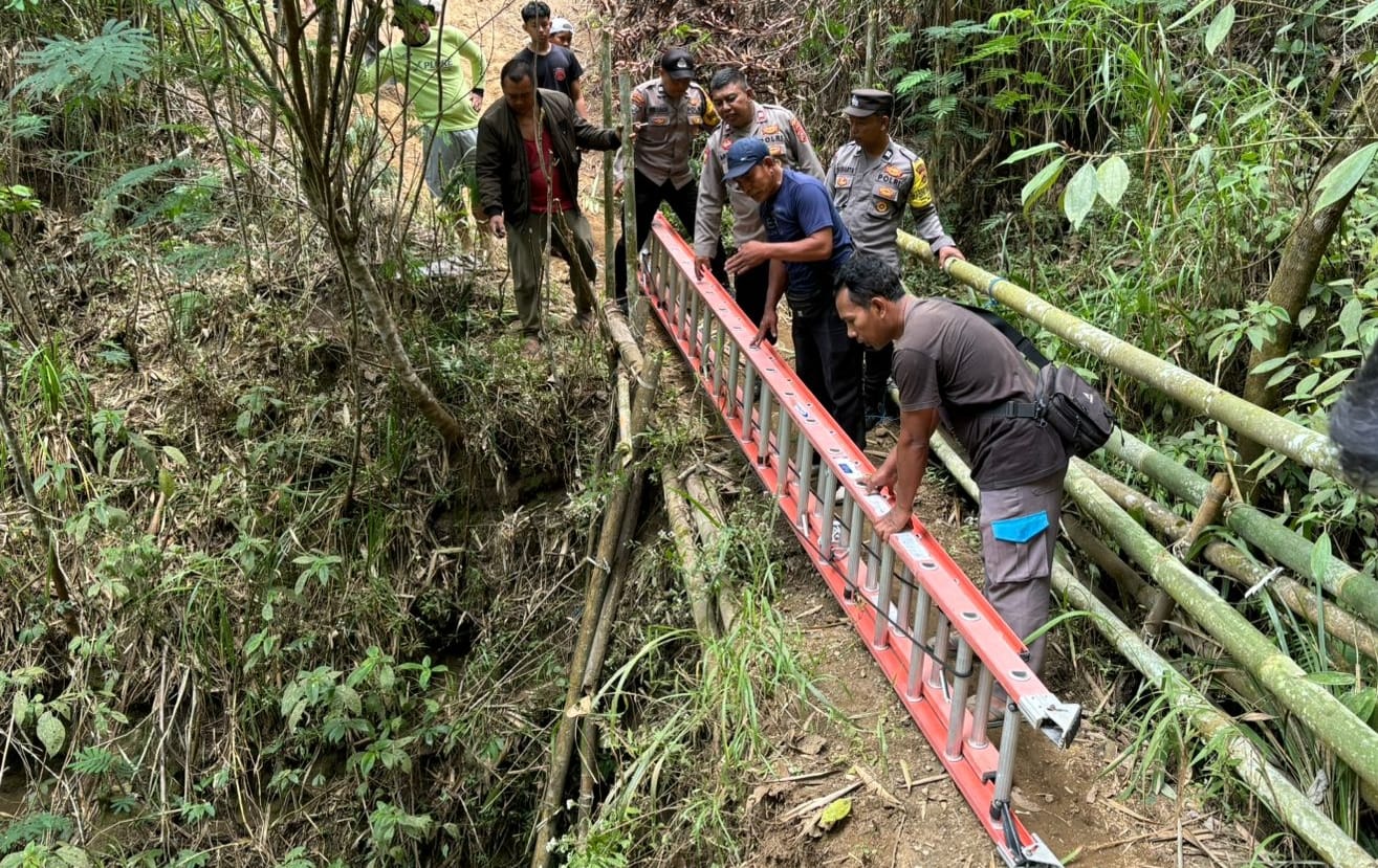 Proses evakuasi korban di perbatasan Desa Daup dengan Banjar Kuum, Desa Sukawana, Kecamatan Kintamani, Kabupaten Bangli, Bali Selasa (1/10/2024).