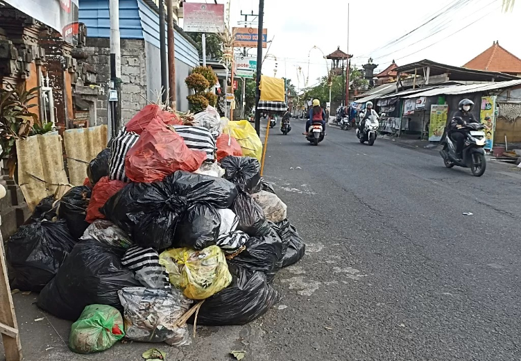Sosialisasi kebijakan pemilahan sampah bagi warga Kota Denpasar