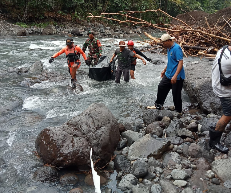 Tim Sar Gabungan melakukan evakuasi jenasah RFS, yang dilaporkan hilang di obyek wisata Sungai Gelar, Selasa (1/10/2024).