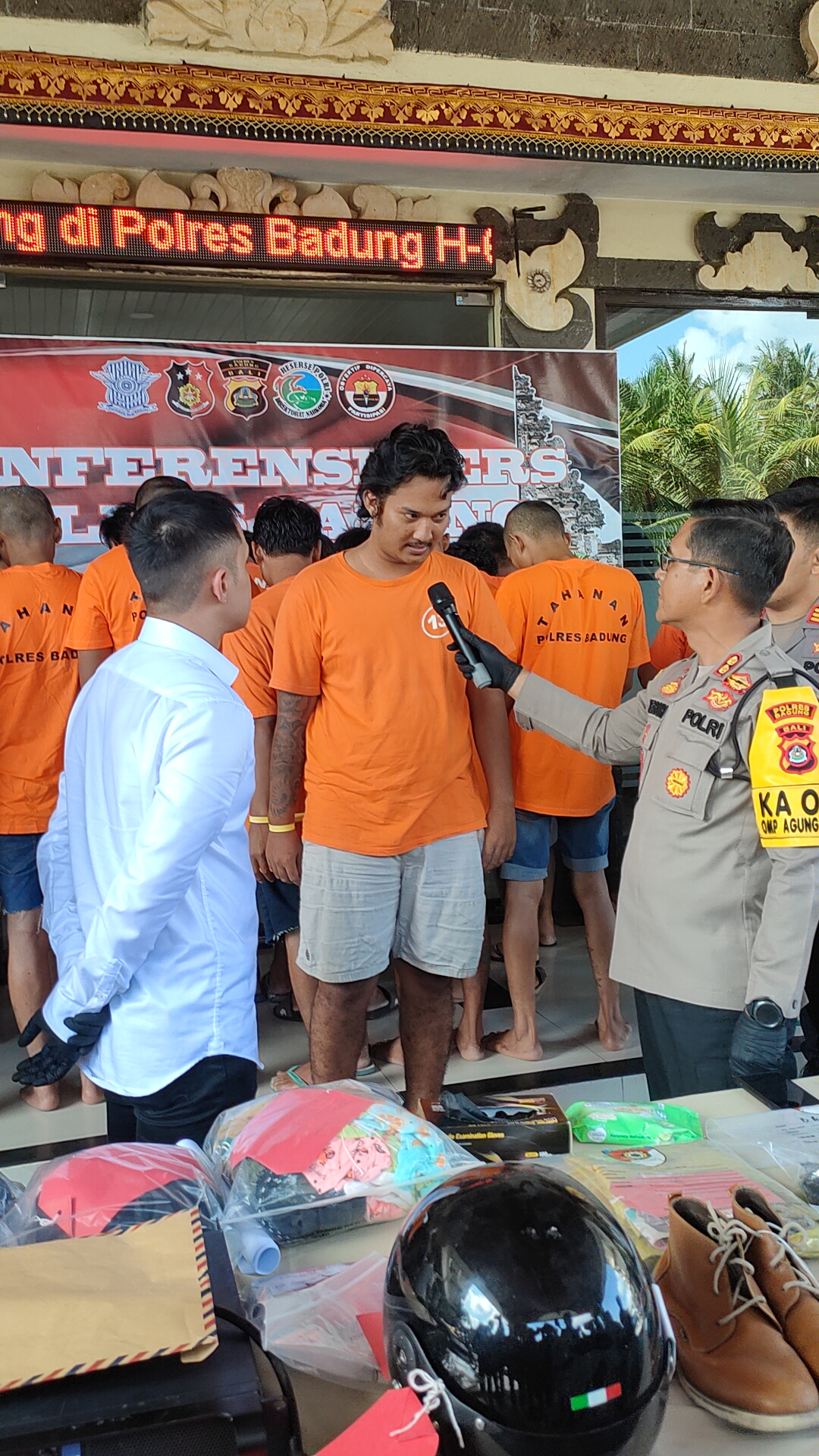 Sekuriti bernama Bimaesa mengakui telah mencuri sound system di restoran tempatnya bekerja. (Bali Express/I Gede Paramasutha)