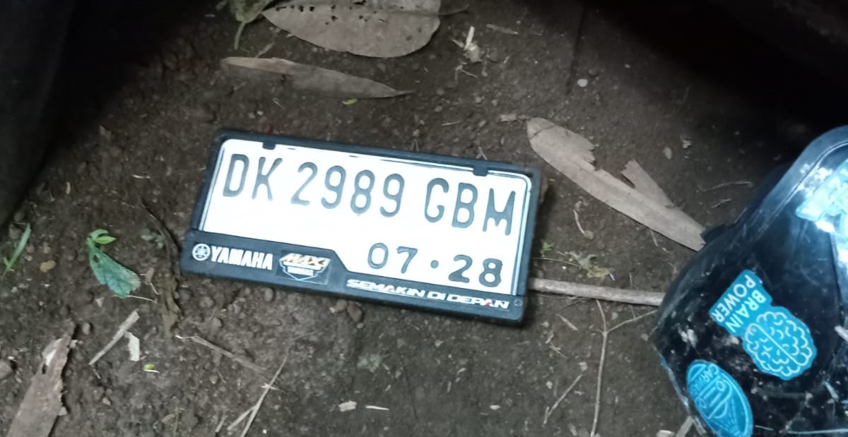 Plat kendaraan sepeda motor yang diduga dikendarai korban tewas di jurang perbatasan Desa Daup-Kuum, Kintamani, Selasa (1/10/2024).