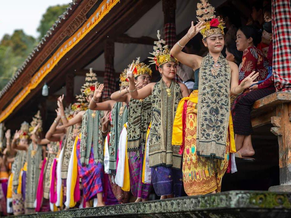 Tari Rejang Pedawa saat dipentaskan dalam ritual khusus oleh para daa