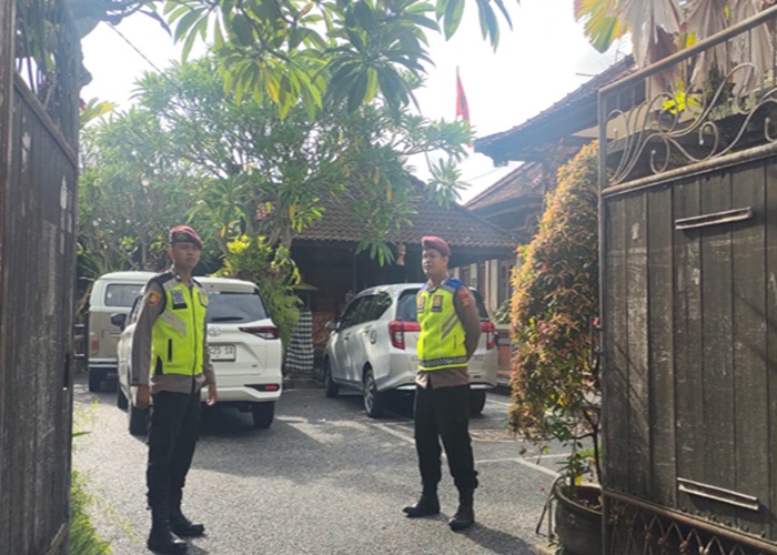 Personil Polres Klungkung saat melakukan pengamanan di kediaman paslon.
