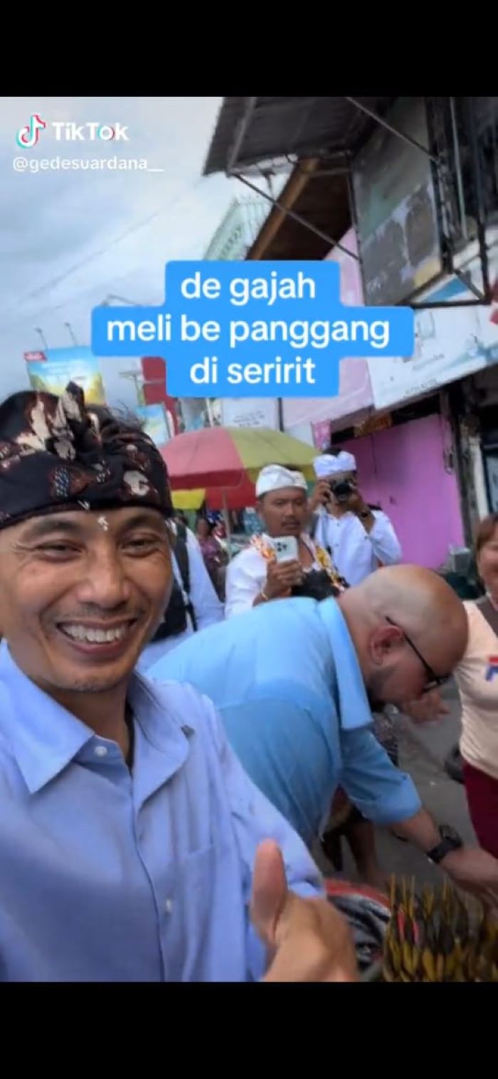Calon wakil Bupati Buleleng Gede Suardana saat mengajak calon Gubernur Bali, Made Muliawan Arya untuk berinteraksi sambil mencoba plongos di Pasar Seririt, Buleleng.