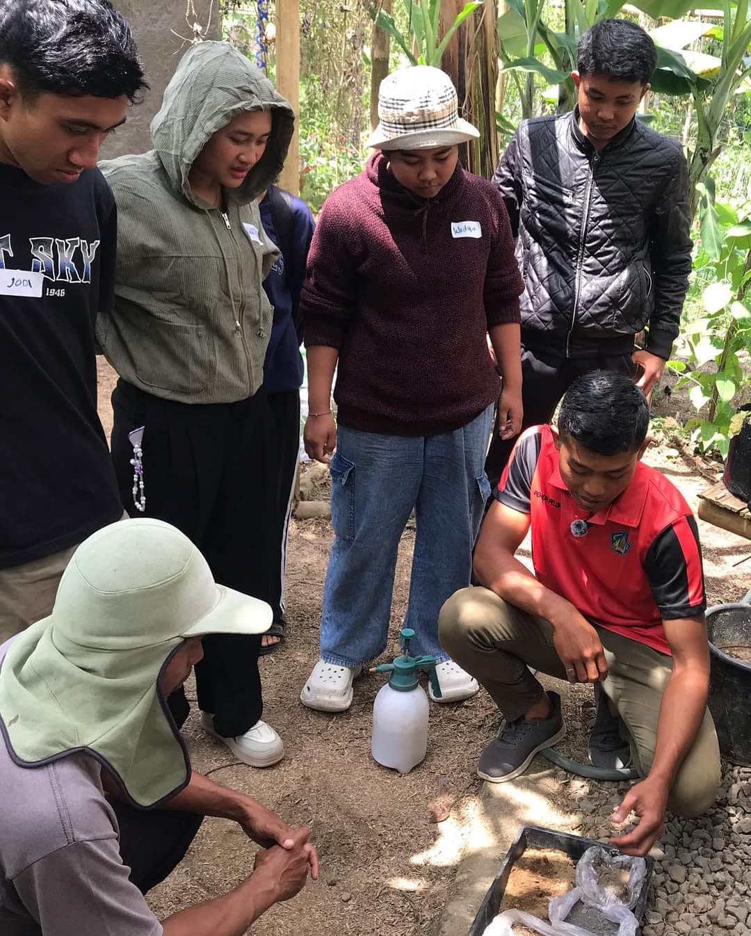 Komang Edi Juliana saat memberikan pengarahan tentang penggunaan pupuk kepada anggota kelompoknya.