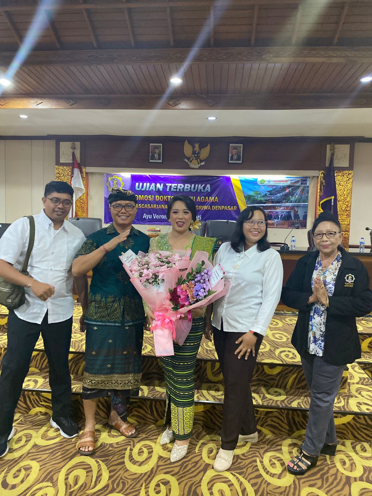 DOKTOR : Ayu Veronika Somawati (tengah) usai melaksanakan ujian terbuka promosi doktor ilmu agama di Kampus Pascasarjana, UHN Bagus Sugriwa Denpasar, Senin (30/9).