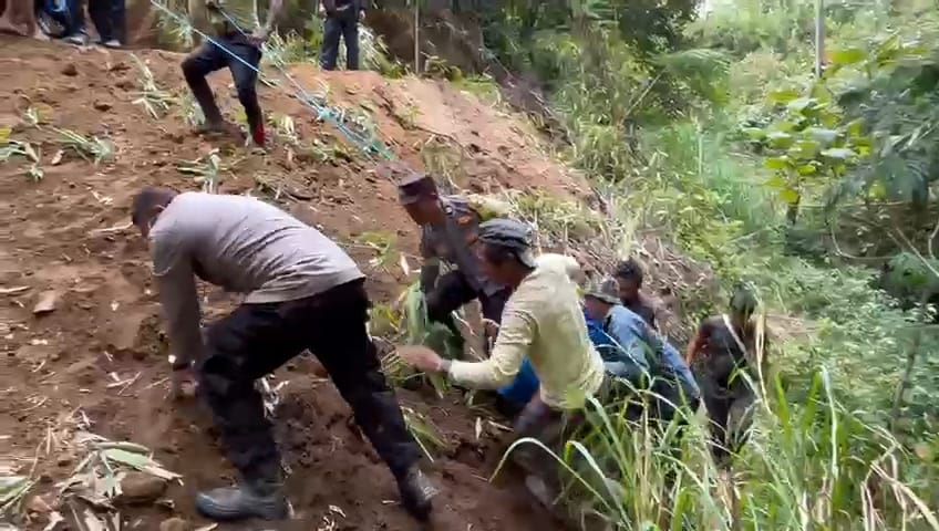 Proses evakuasi mayat di jurang perbatasan Desa Daup dengan Banjar Kuum, Desa Sukawana, Kecamatan Kintamani, Bangli, Bali pada Selasa (1/10/2024).