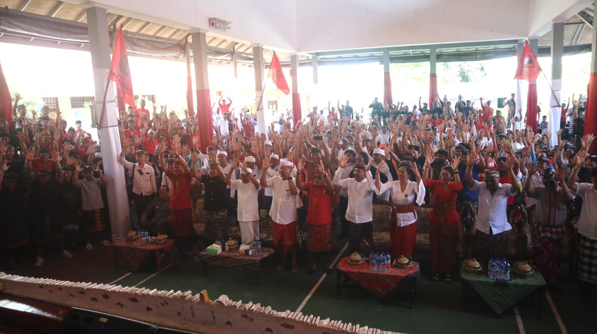 TANAH KELAHIRAN: Paslon Gubernur dan Wakil Gubernur Nomor Urut 2 Koster Giri kunjungi Desa Bondalem, Kec. Tejakula Buleleng, Selasa (1/10)
