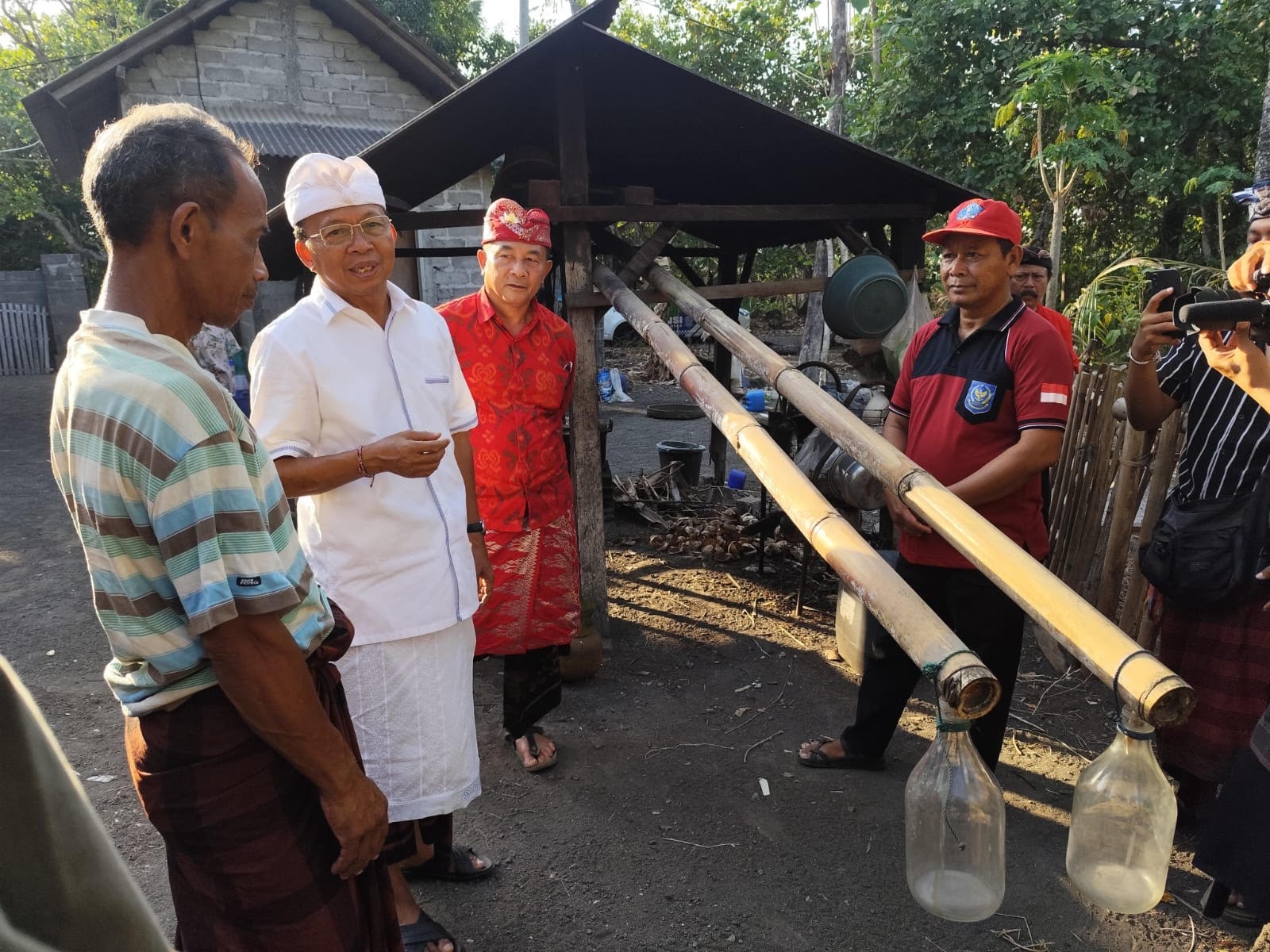 KOSTER: Cagub Bali nomor 2 Wayan Koster temui petani arak di Desa Baturinggit, Kecamatan Kubu, Karangasem pada Senin (30/9/2024).