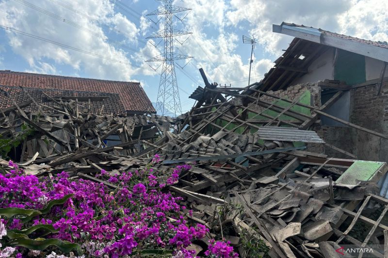 ROBOH: Kondisi salah satu rumah warga yang mengalami kerusakan cukup parah pascagempa di Kabupaten Bandung, Jawa Barat, Minggu (22/9/2024).