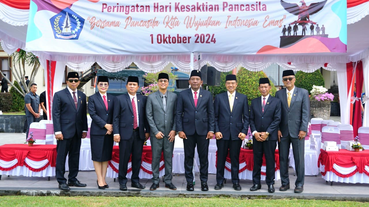 APEL: Pj. Sekda Badung IB. Surya Suamba menjadi Inspektur Upacara saat Peringatan Hari Kesaktian Pancasila di Lapangan Mangupraja Mandala, Puspem Badung, Selasa (1/10).