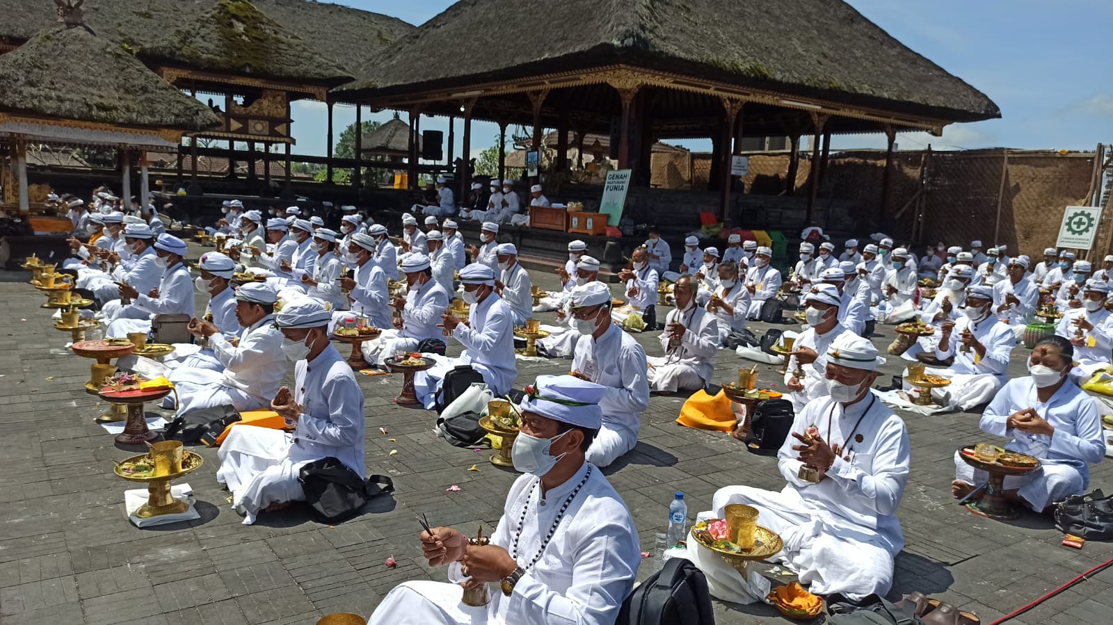 Pemangku saat melakukan puja di Pura Besakih