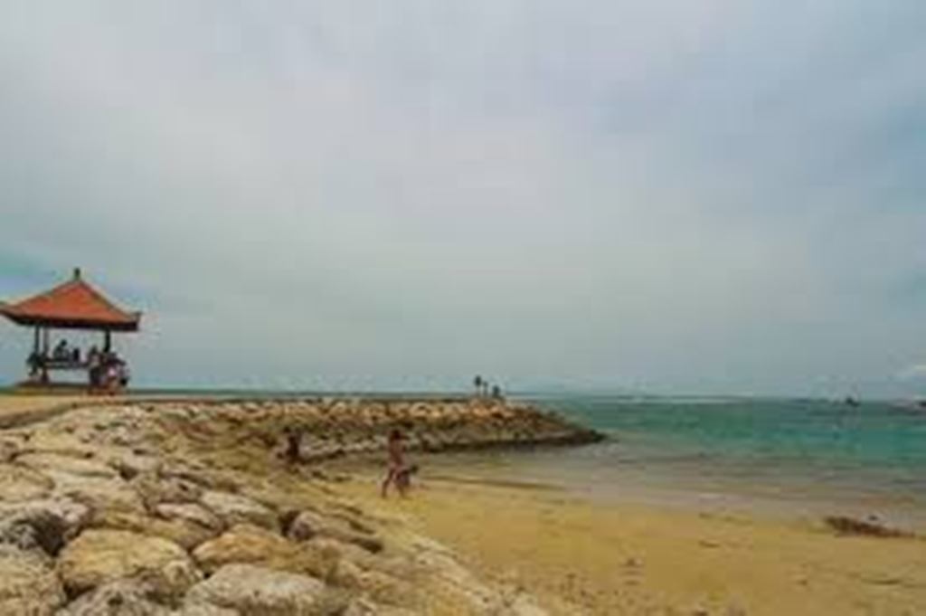 PANTAI SANUR: Nama Sanur bermula dari sebuah cahaya yang dilihat keturunan Dang Hyang Dwijendra saat banjir melanda Padanggalak.