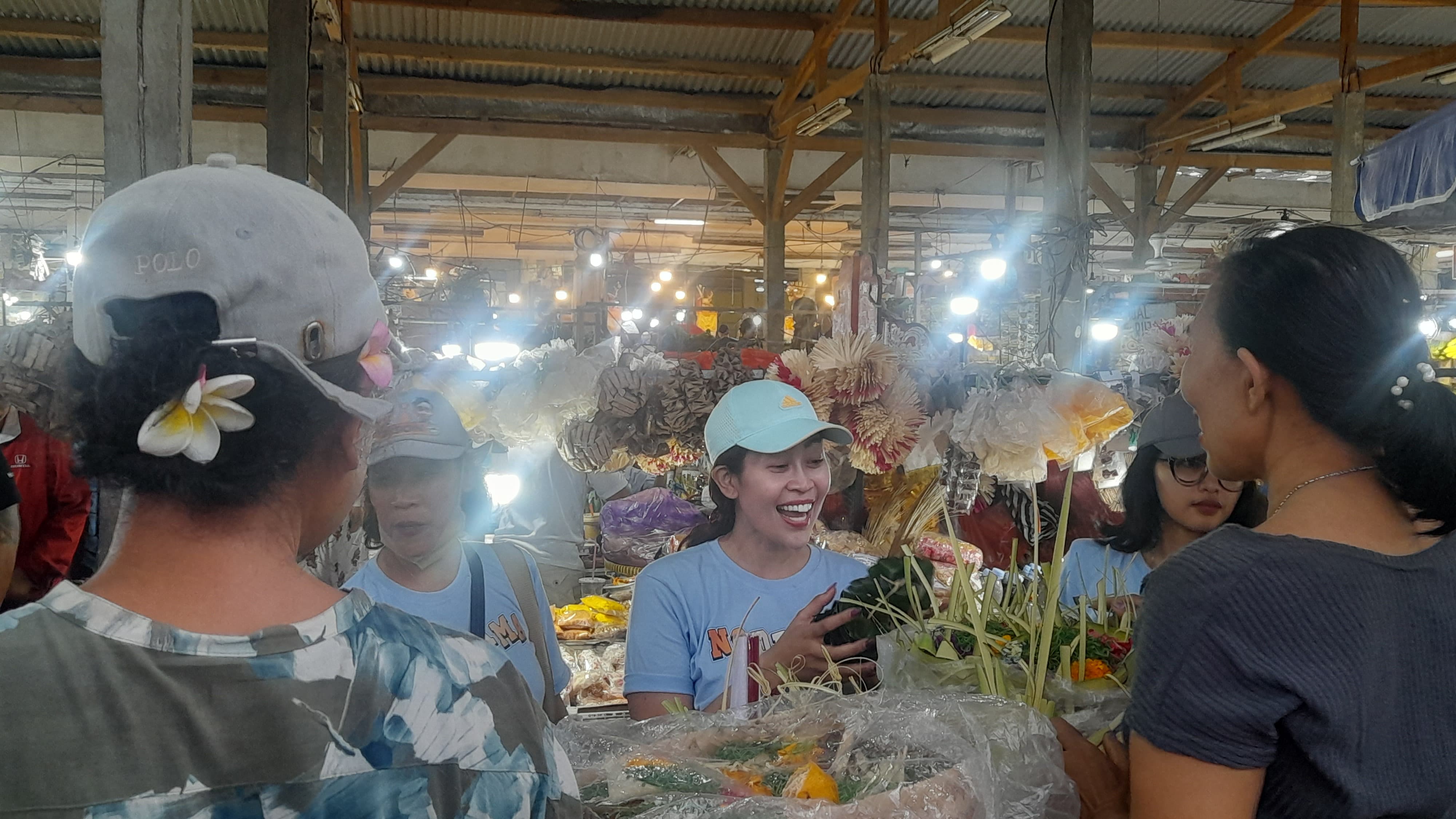 GREBEK: Istri dari calon Gubernur dan Wakil Gubernur Bali, Made Muliawan Arya alias De Gadjah dan Putu Agus Suradnyana melaksanakan program kampanye grebek pasar di Kota Denpasar, Selasa (1/10)