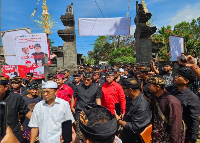 ANTUSIAS: Masyarakat Kecamatan Selat antusias menyambut Koster-Giri di Desa Sebudi, Rabu (2/10).