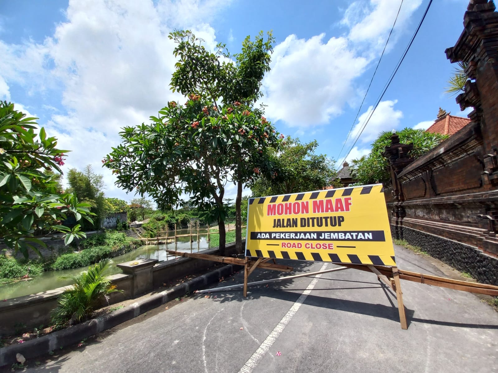 PEMBANGUNAN: Tanda penutupan jalan Eka Laweya yang dipasang untuk membwritahukan adanya pembangunan jembatan di Tukad Mati.