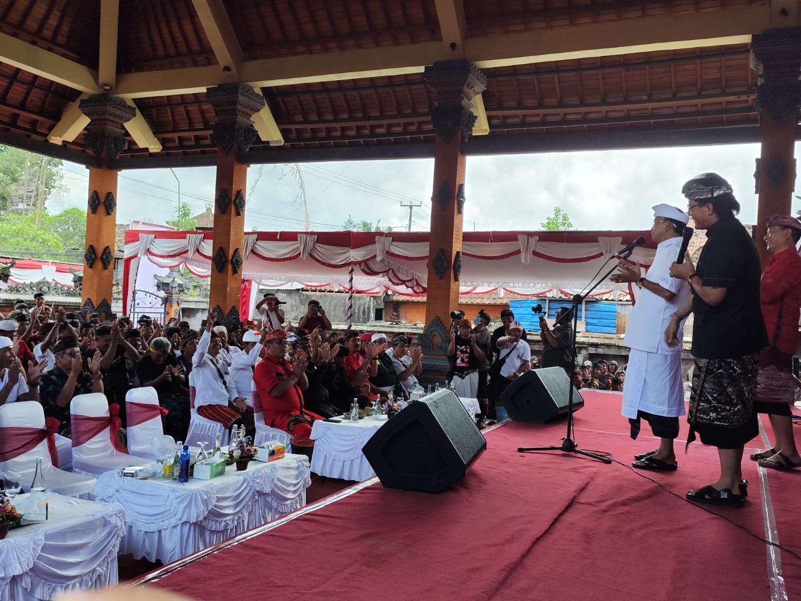 PIMPIN: Kampanye terbuka tahap pertama, paslon Gubernur Bali nomor 2 Wayan Koster dan Nyoman Giri Prasta (Koster-Giri) Rabu (2/10)