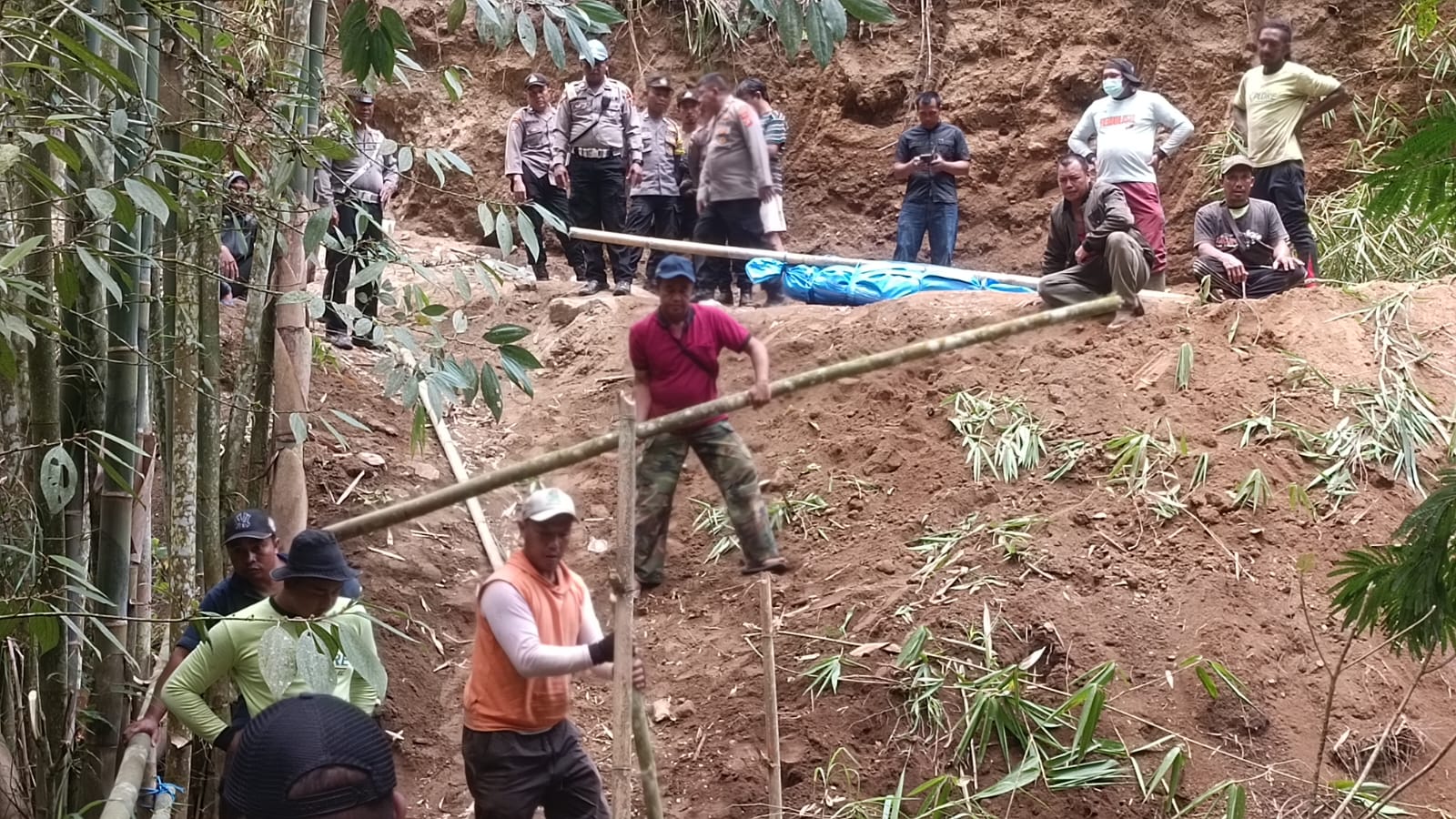 Proses evakuasi pria tak bernyawa di jurang perbatasan Desa Daup-Banjar Kuum, Kecamatan Kintamani, Kabupaten Bangli, Bali  pada Selasa (1/10/2024).