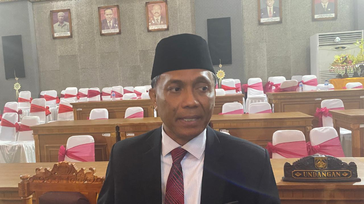 Anggota DPRD Bali I Nyoman Suyasa berharap tarif air di Karangasem turun