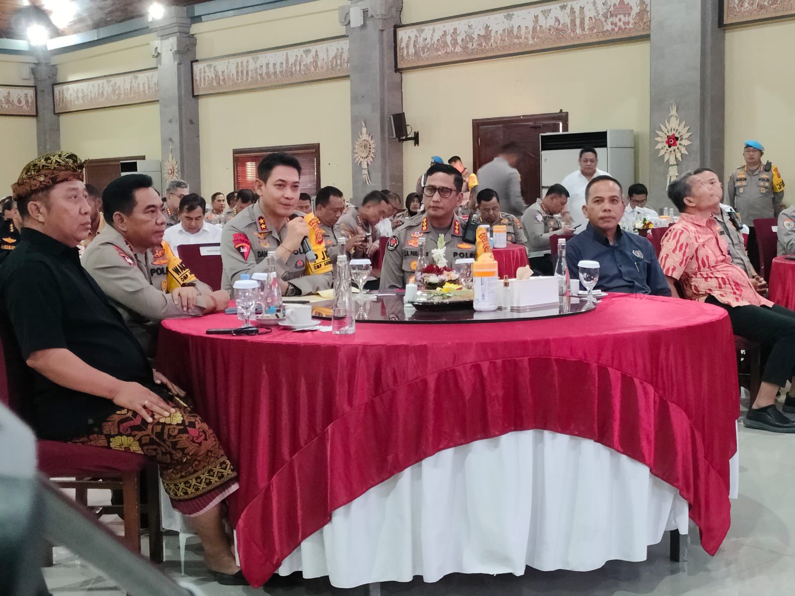 Kapolda Bali Irjenpol Daniel Adityajaya (tengah) saat acara tatap muka dengan insan media di Mapolda Bali, Rabu (2/10). (Bali Express/I Gede Paramasutha)